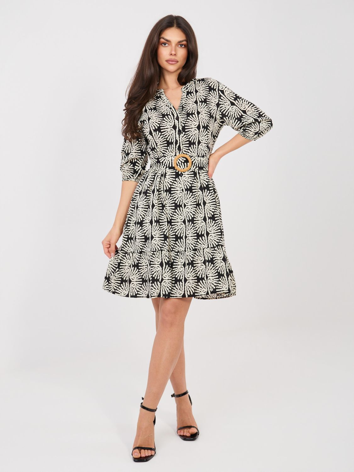 Černé šaty s páskem a volánem