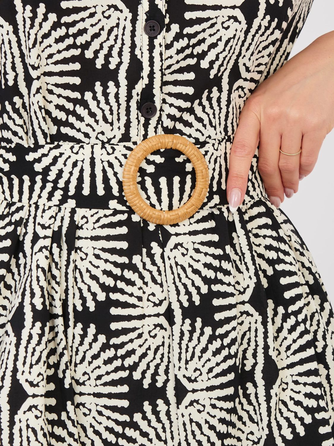 Černé šaty s páskem a volánem