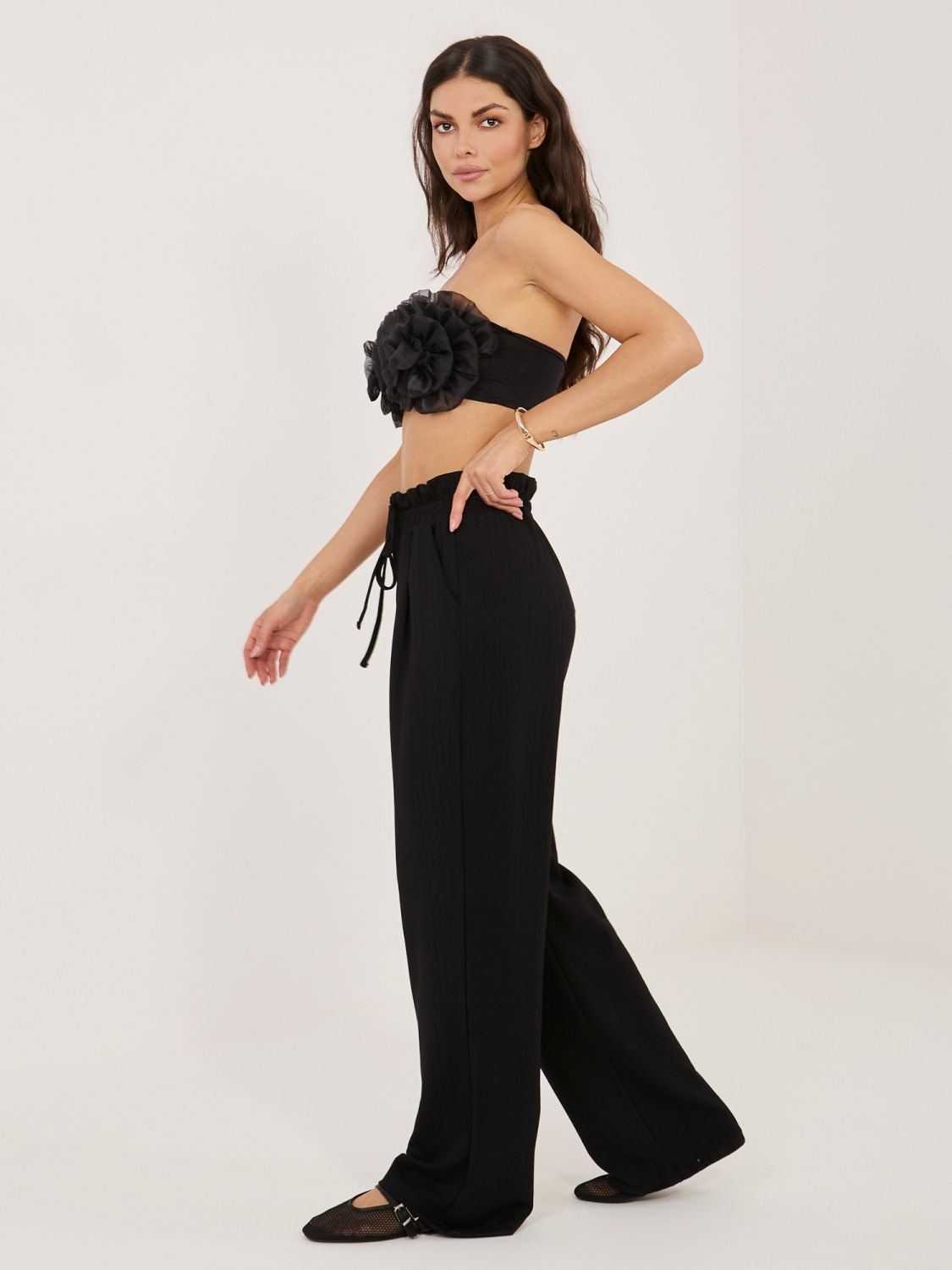 Černé kalhoty s proužky a vysokým pasem