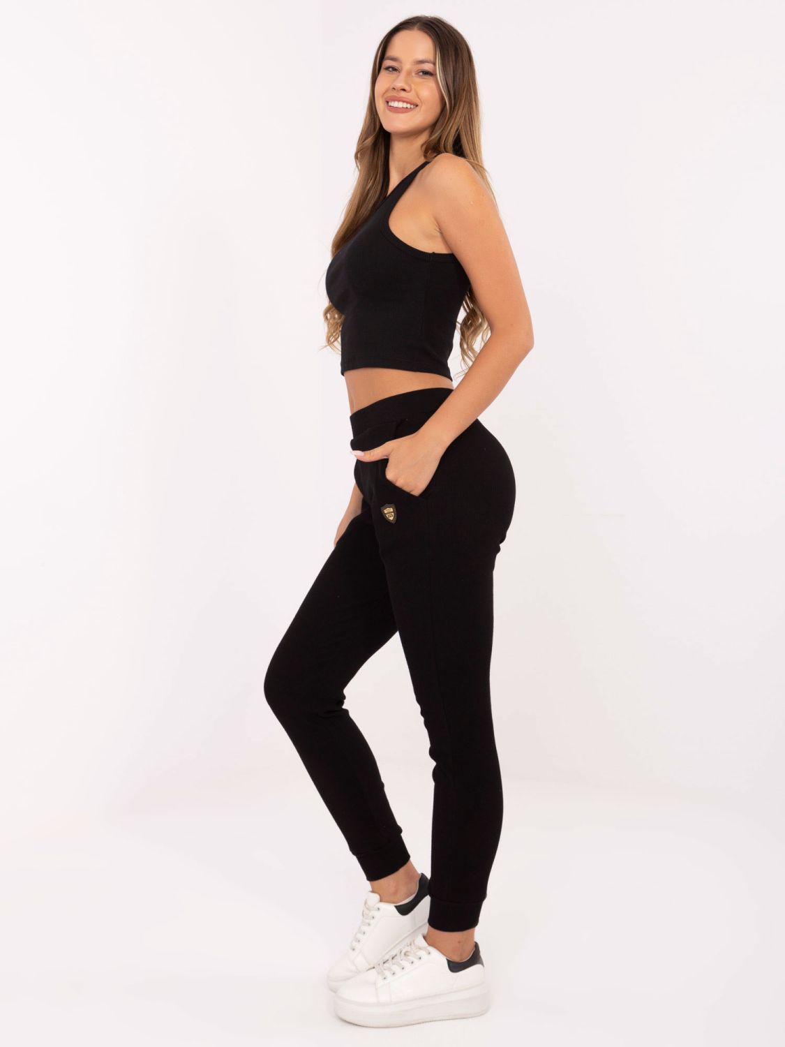 Černé bavlněné sportovní kalhoty ze žebrovaného materiálu