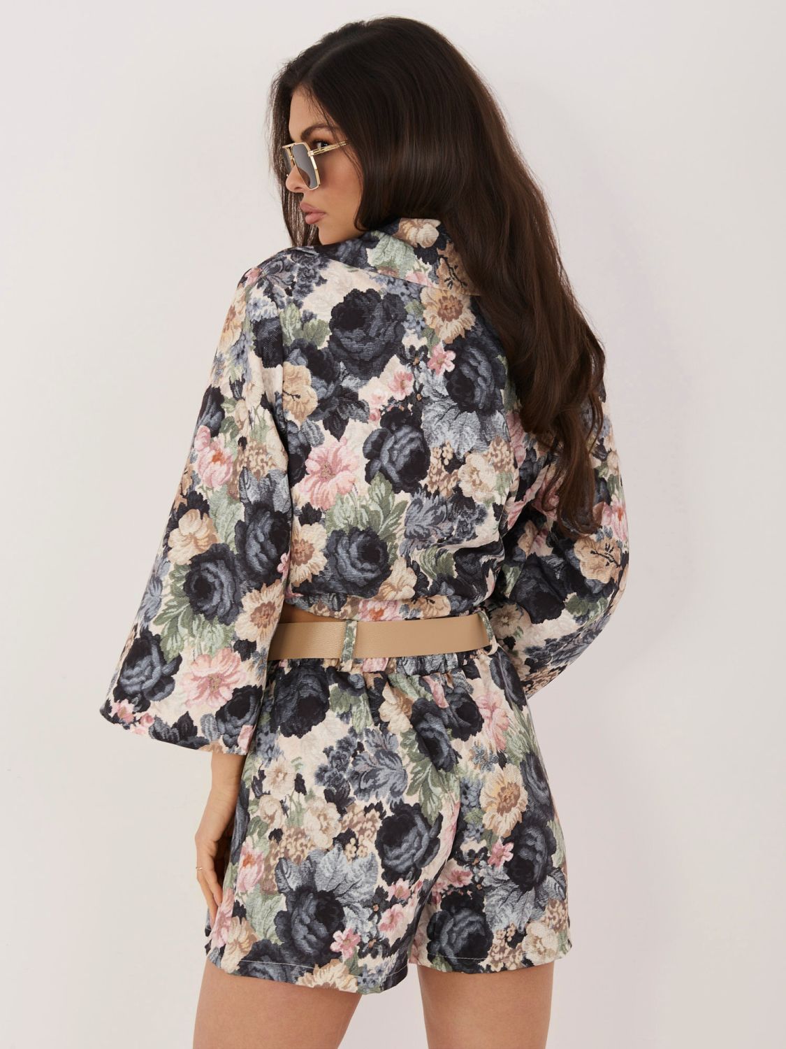 Černé květované šortky se širokými kalhotami a páskem