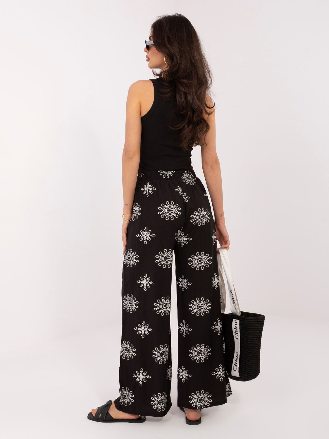 Černé palazzo kalhoty s páskem a potiskem
