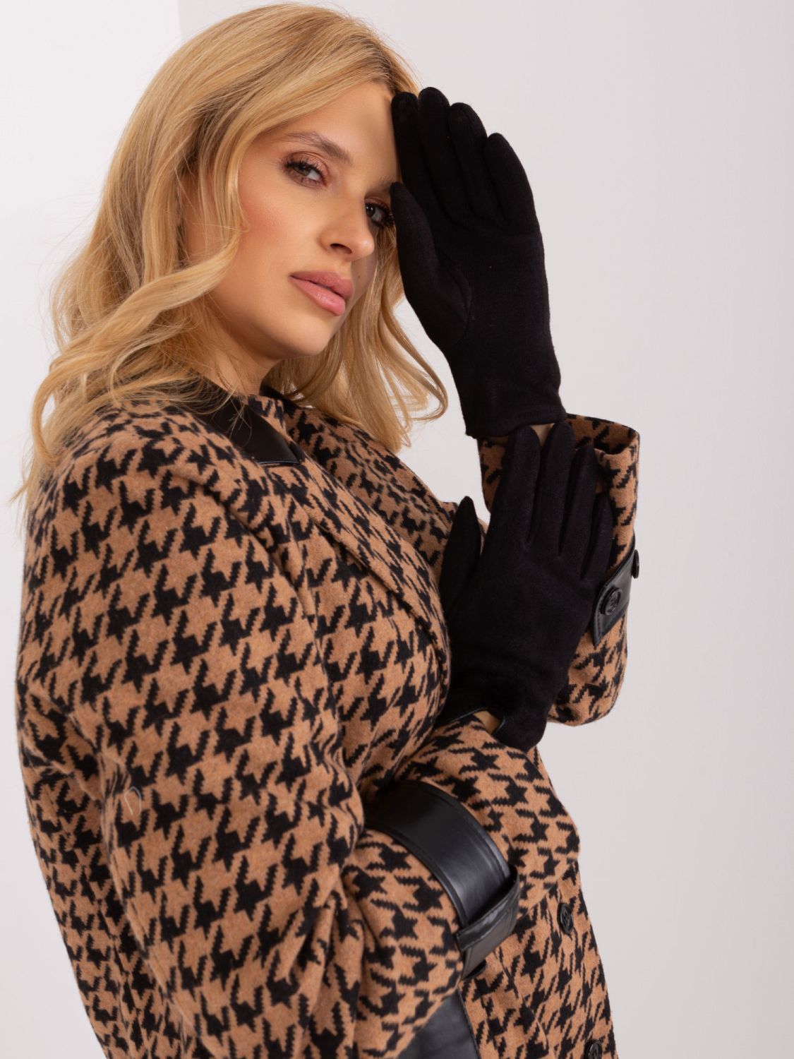 Stylové černé rukavice s geometrickým vzorem