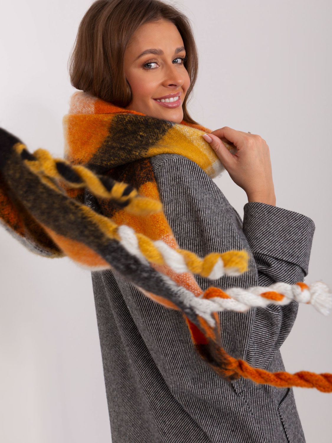 Elegantní černá šála s třásněmi