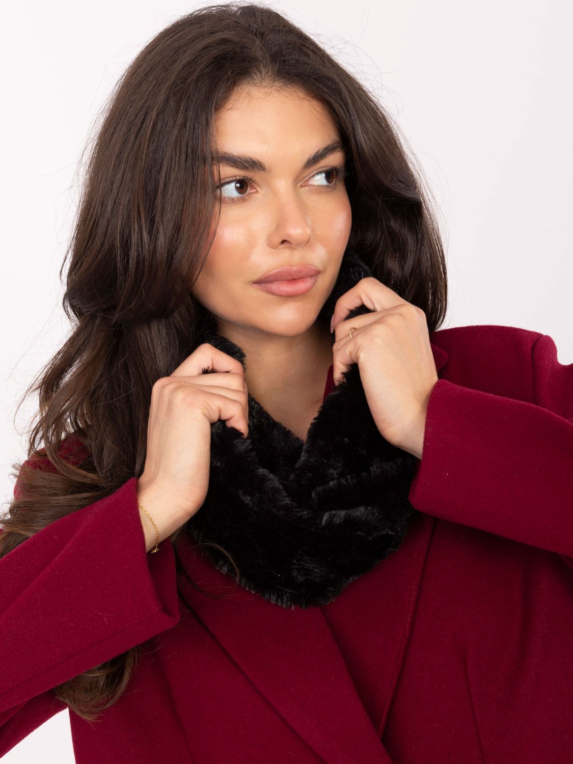 Černý hladký nákrčník z polyesteru