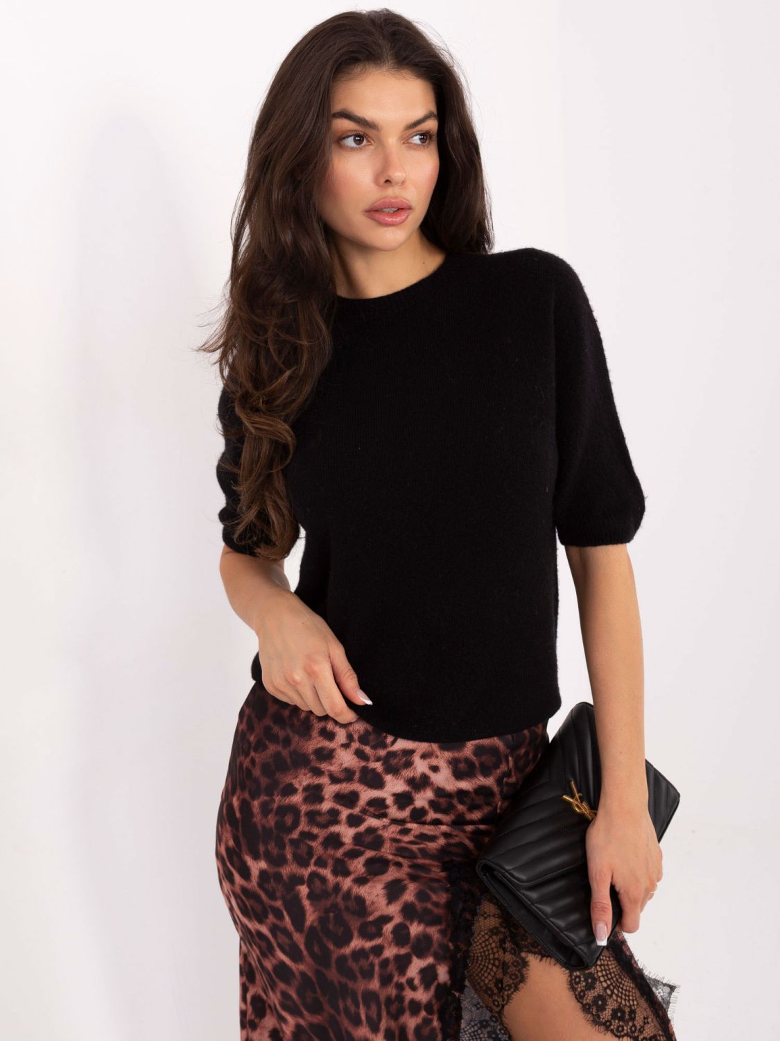 Černý krátký svetr s kulatým výstřihem