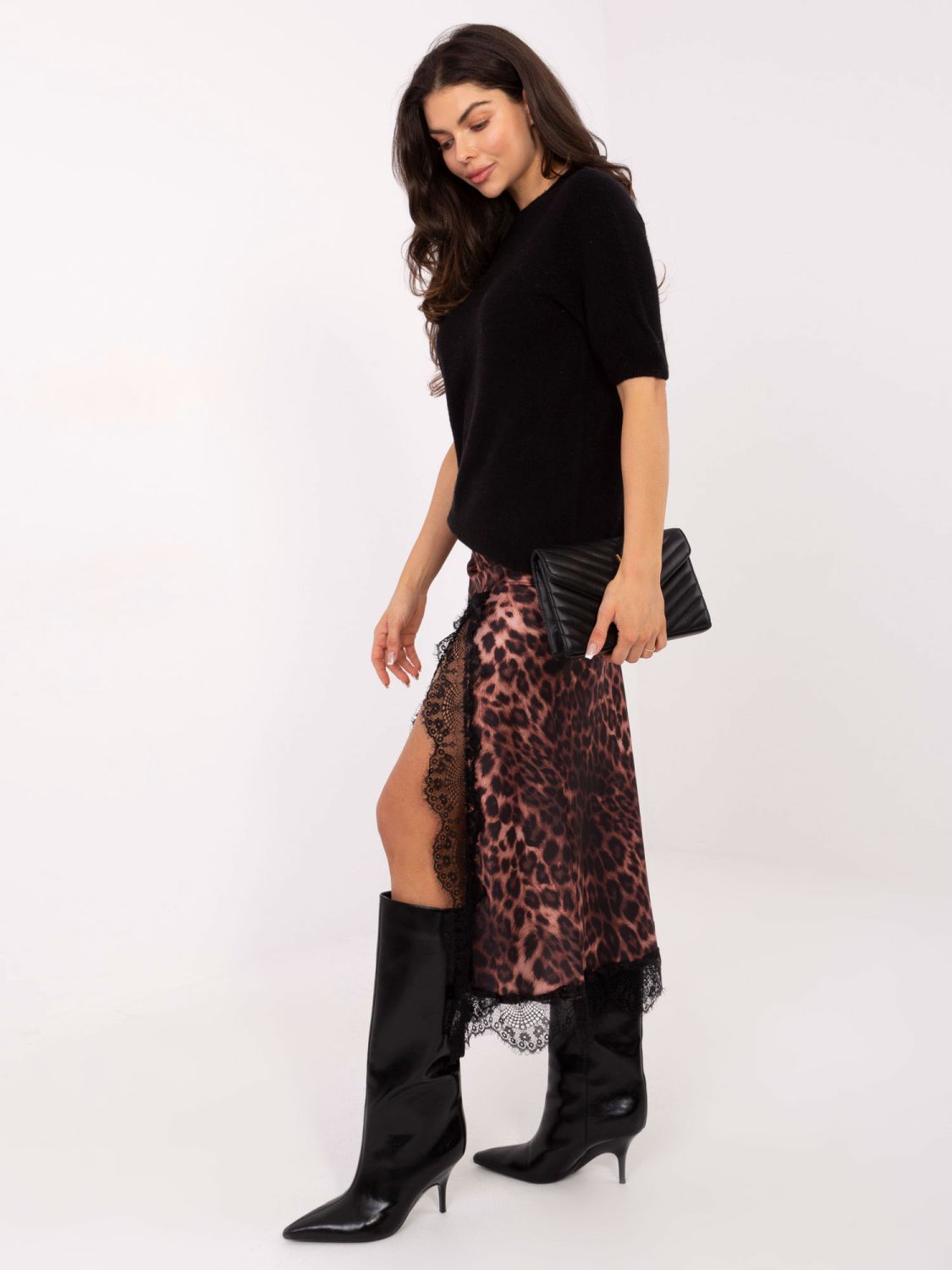 Černý krátký svetr s kulatým výstřihem