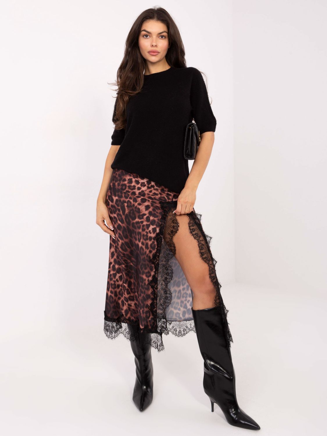 Černý krátký svetr s kulatým výstřihem