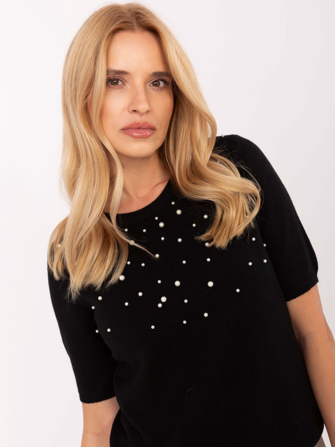 Elegantní černý pulovr s aplikací