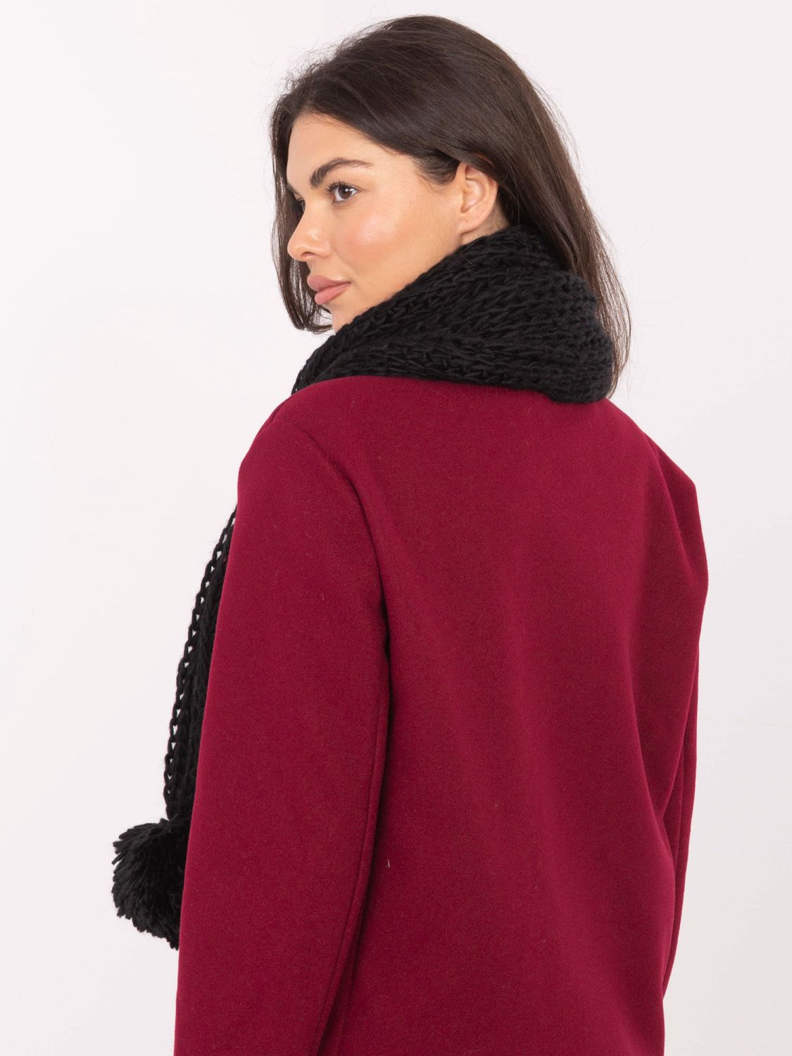 Černá akrylová šála s bambulí