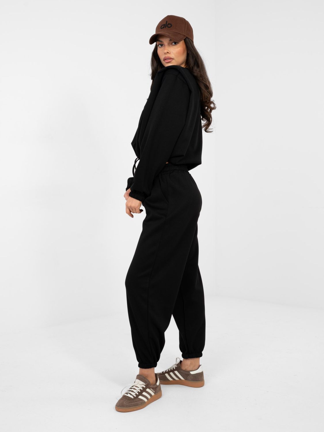 Černý dámský komplet s vázáním a ramenními vycpávkami