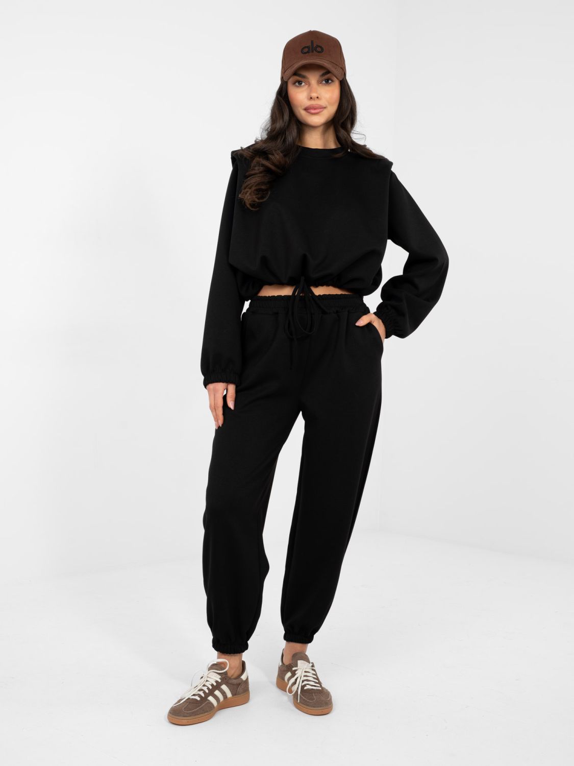 Černý dámský komplet s vázáním a ramenními vycpávkami