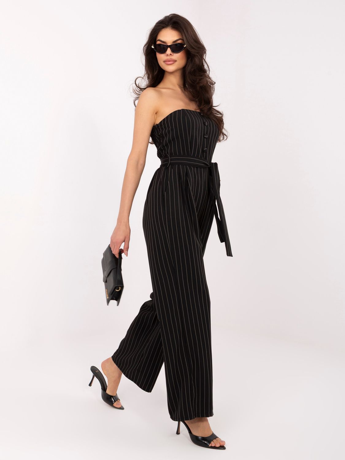 Černý pruhovaný overal s páskem a širokými kalhotami
