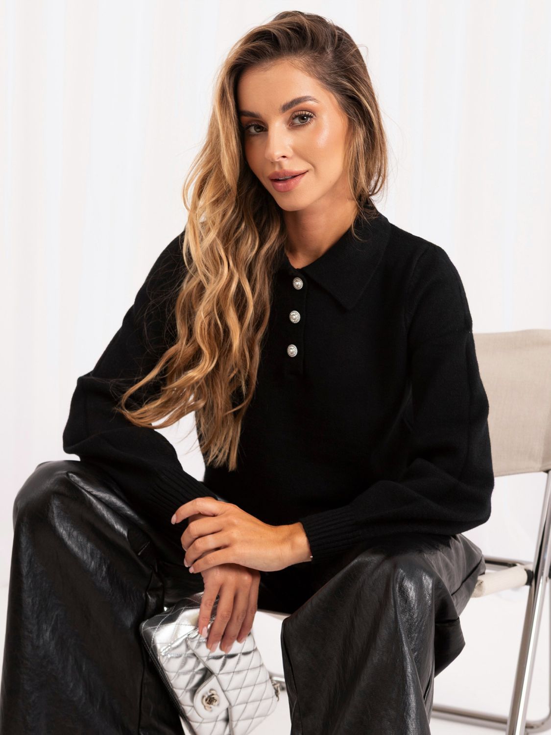 Černý elegantní svetr s límečkem a knoflíky