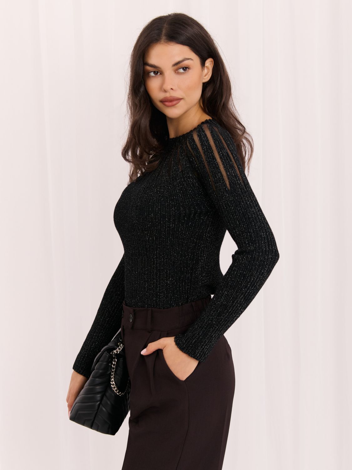 Černý elegantní svetr s kulatým výstřihem