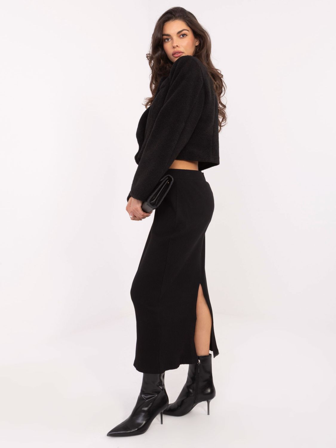 Krátký elegantní černý kabát s podšívkou