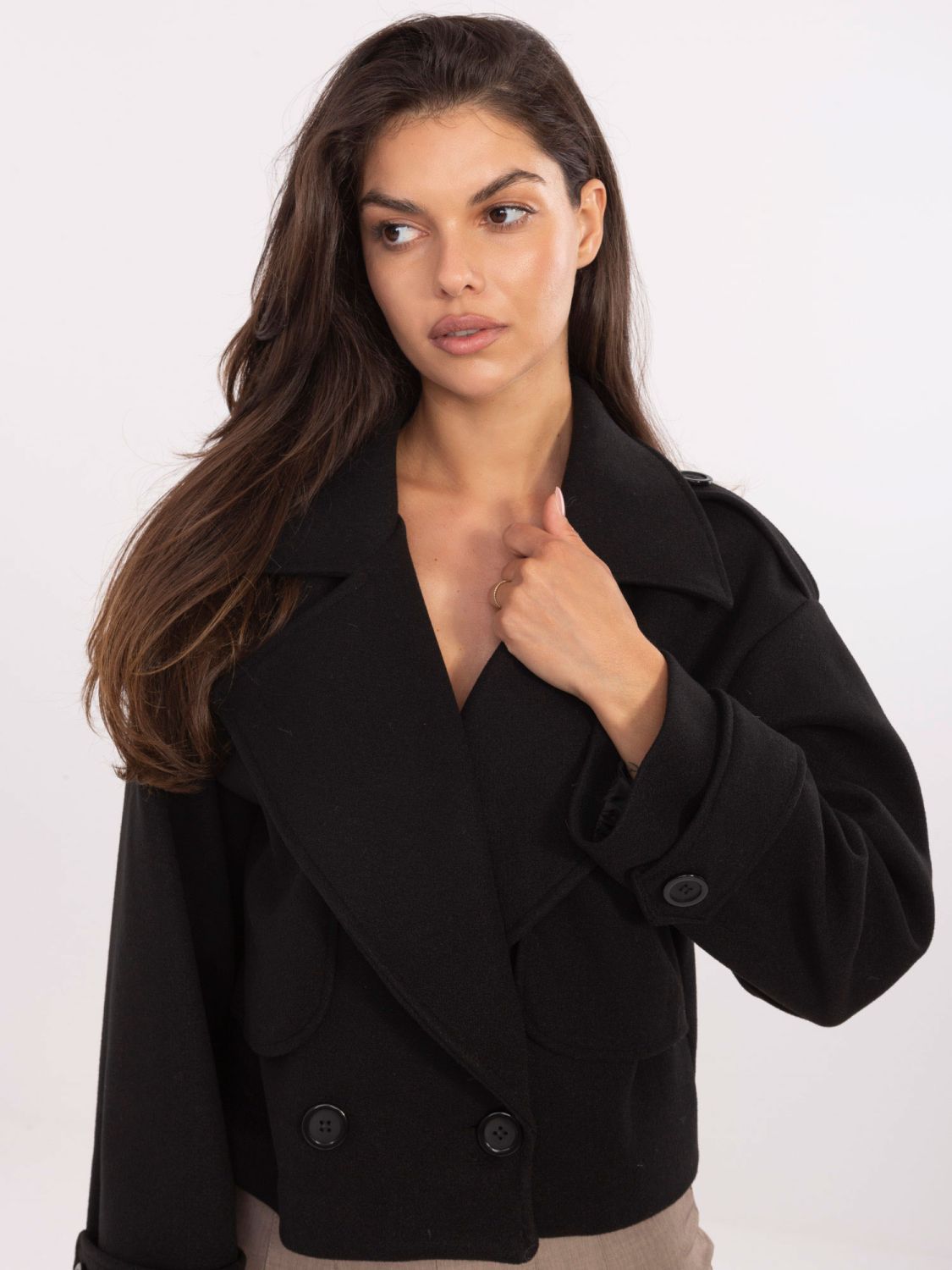 Elegantní černý přechodný kabát