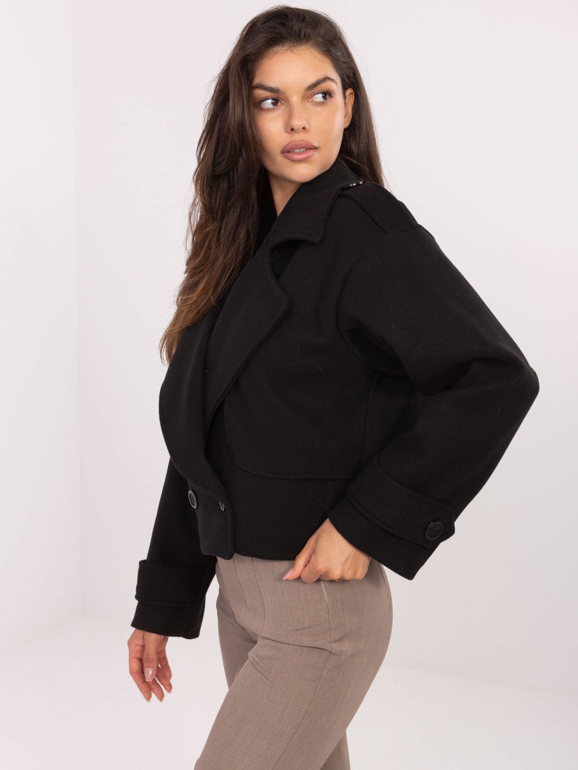 Elegantní černý přechodný kabát