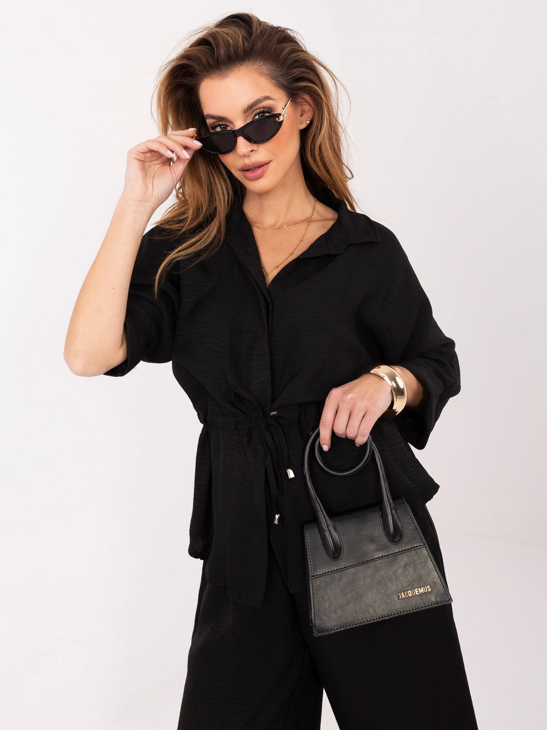 Elegantní černý komplet s košilí a širokými kalhotami