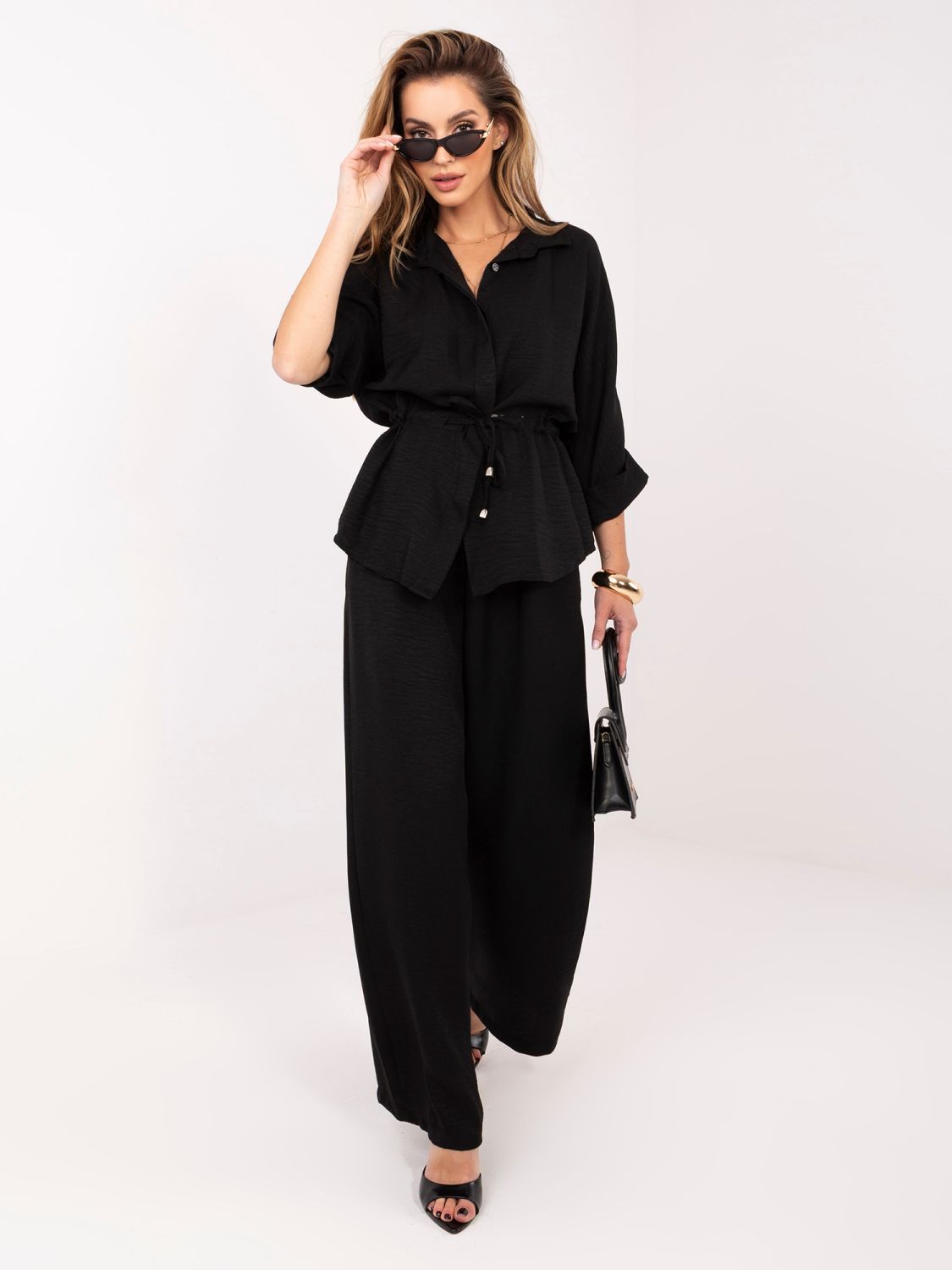 Elegantní černý komplet s košilí a širokými kalhotami
