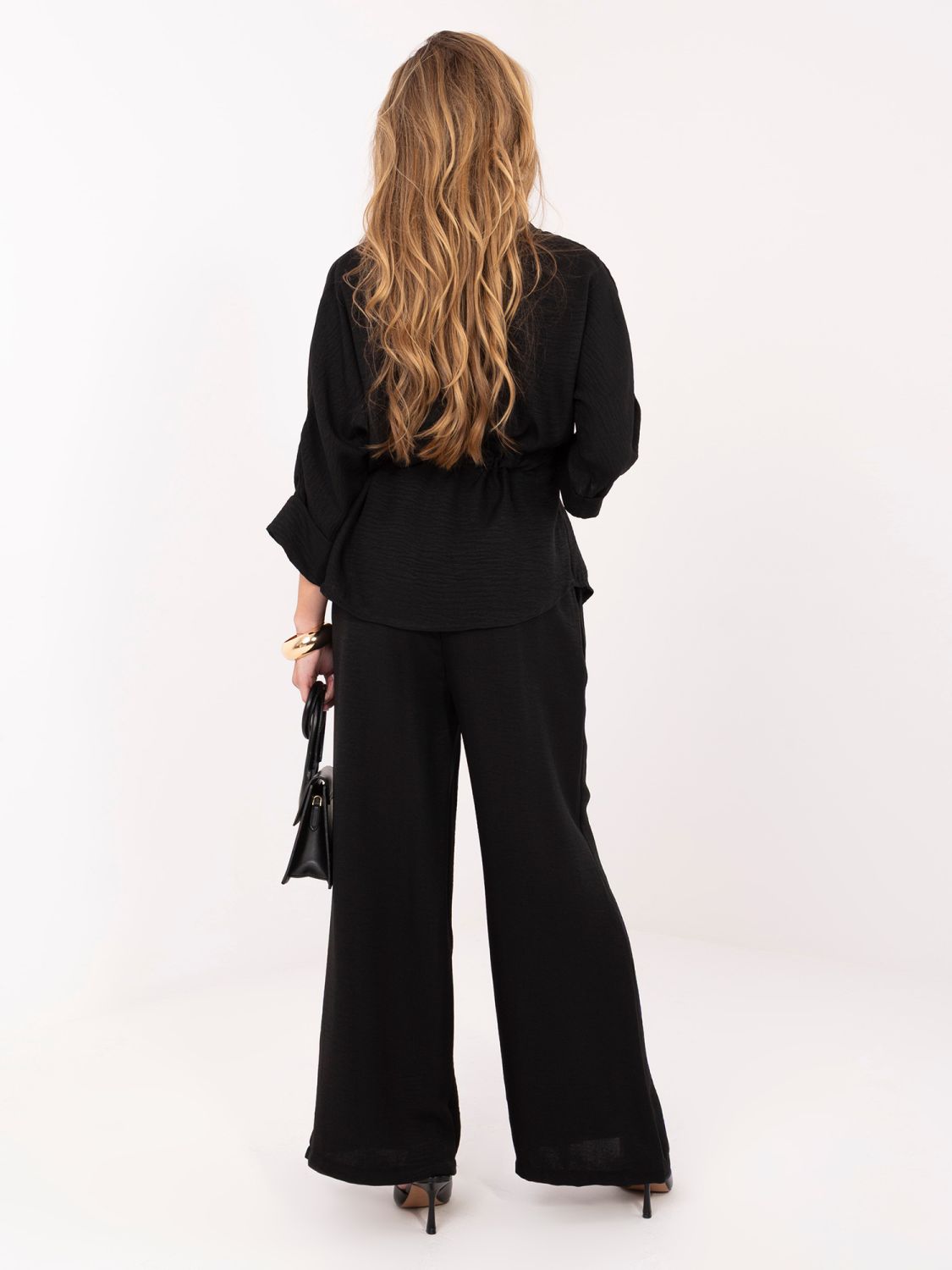 Elegantní černý komplet s košilí a širokými kalhotami