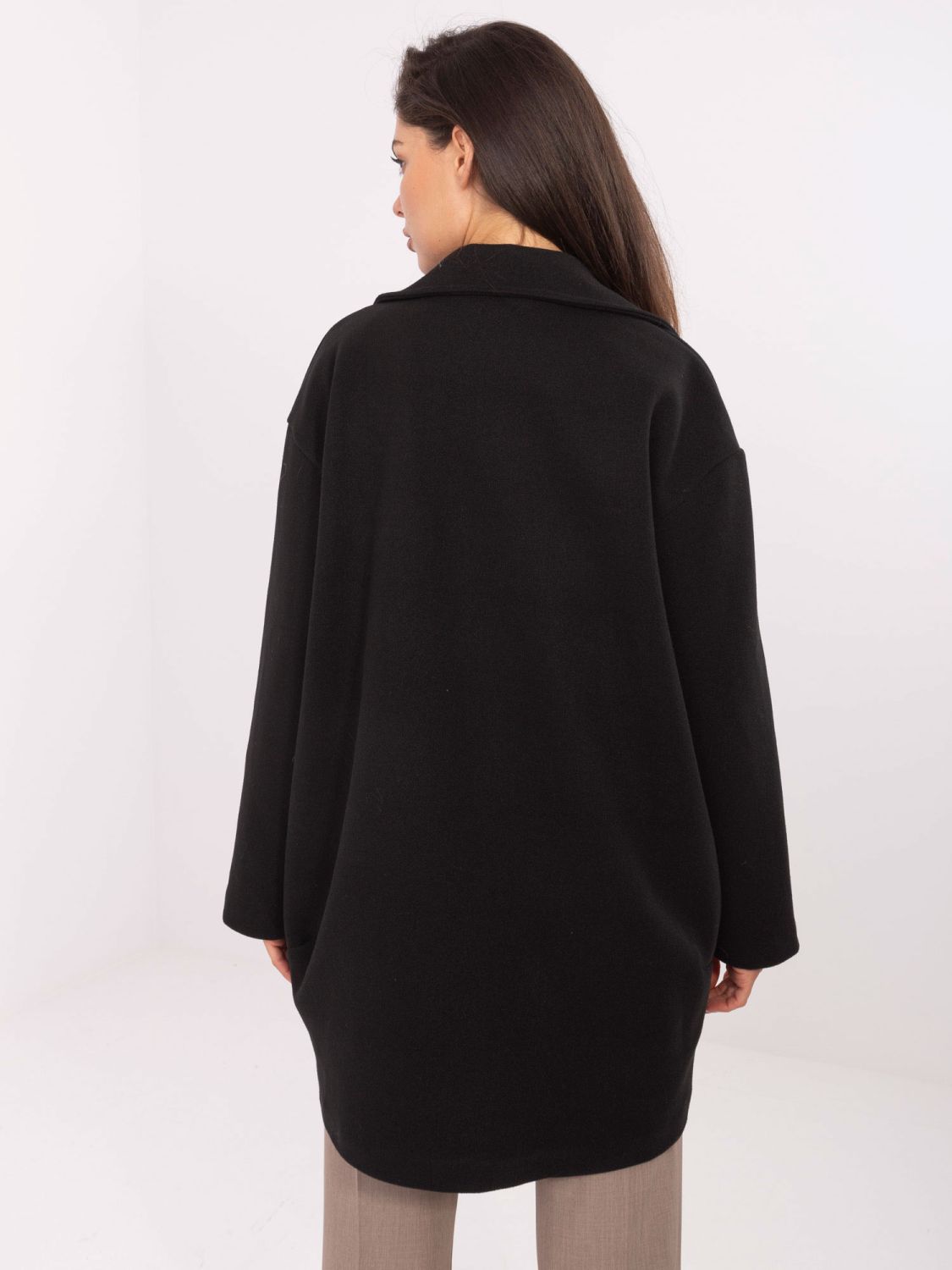 Elegantní černý přechodný kabát