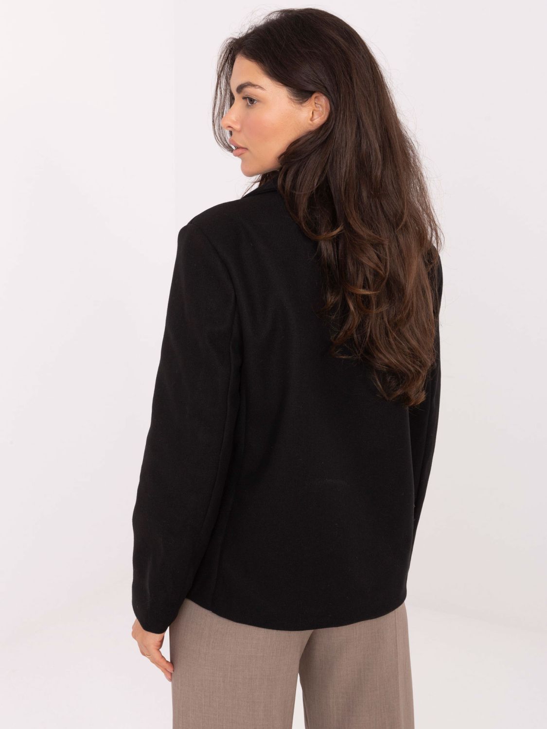 Krátký elegantní přechodný kabát černý