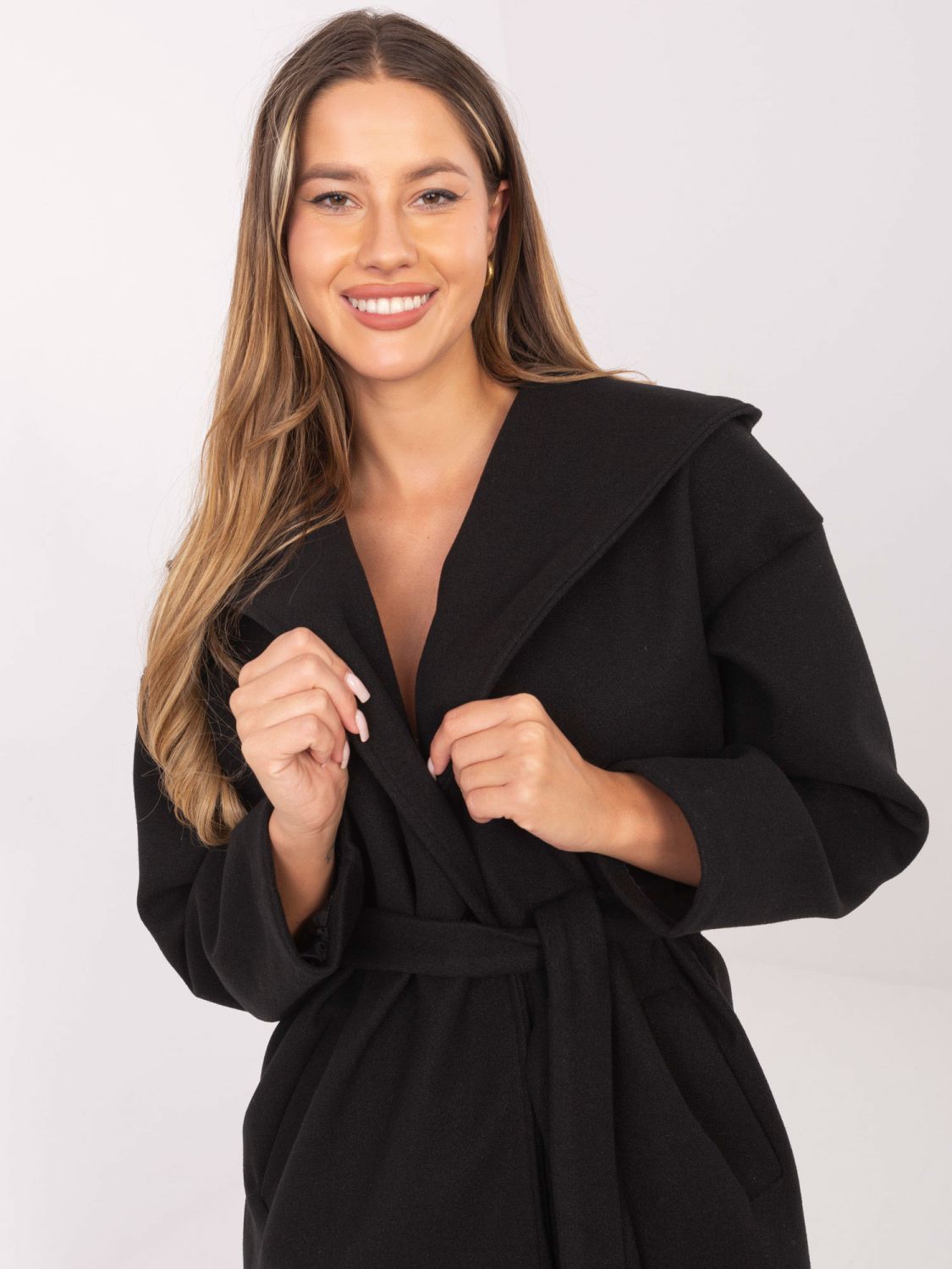 Černý přechodný kabát s kapucí a páskem