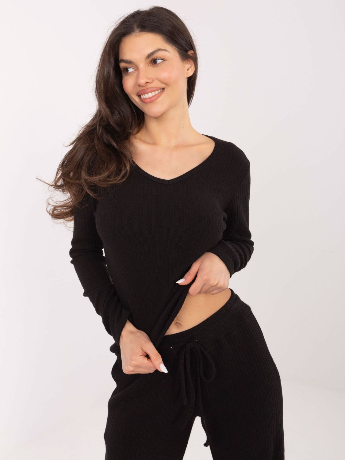 Černý žebrovaný svetr s výstřihem do V