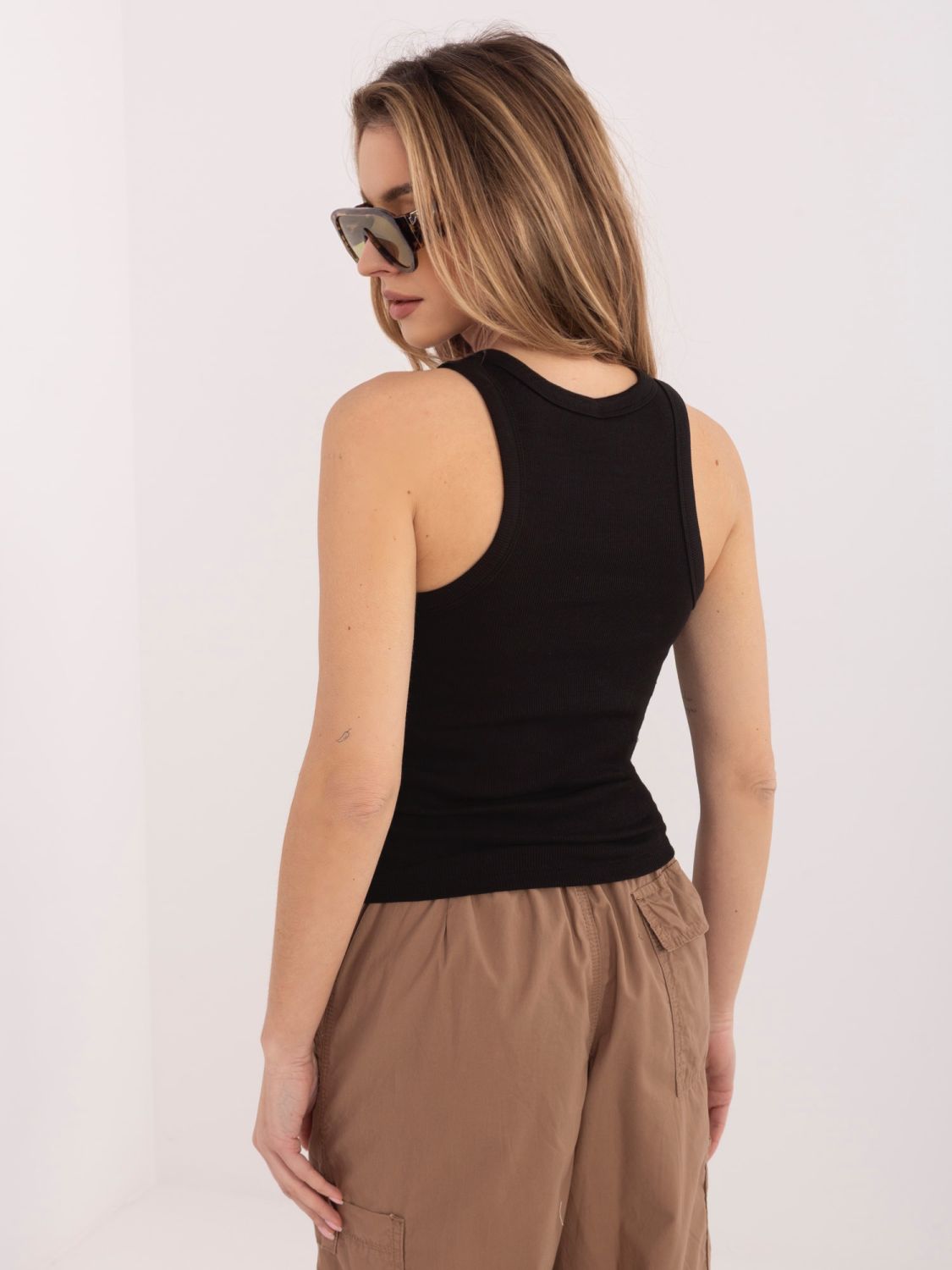 Černý bavlněný top s výšivkou a nápisem