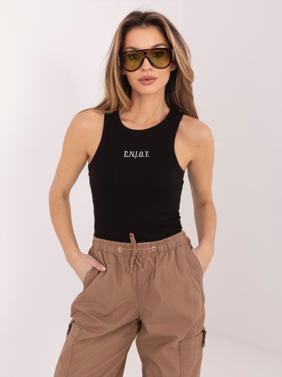 Černý bavlněný top s výšivkou a nápisem