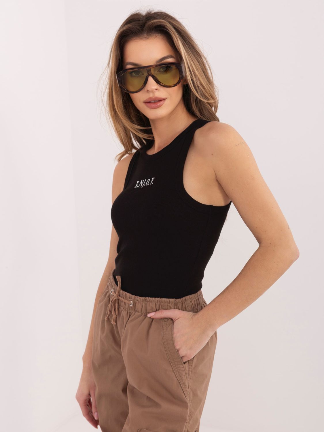 Černý bavlněný top s výšivkou a nápisem