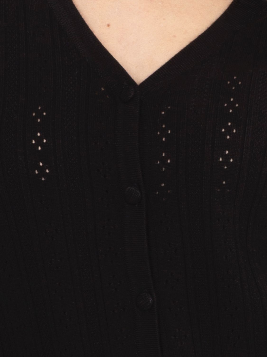 Černý ažurový svetr na knoflíky s výstřihem do V