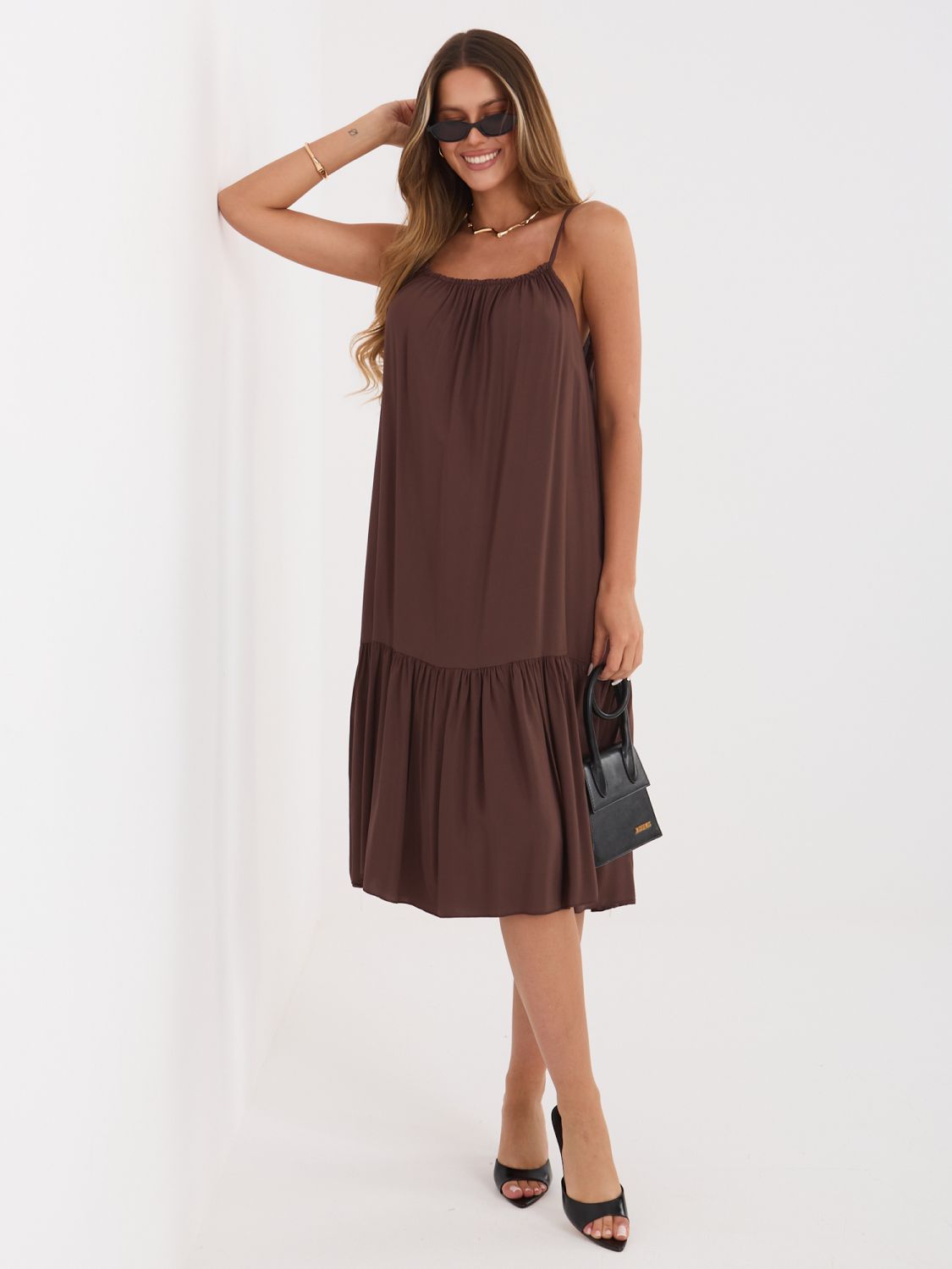 Hnědé rozšířené midi šaty s volánem