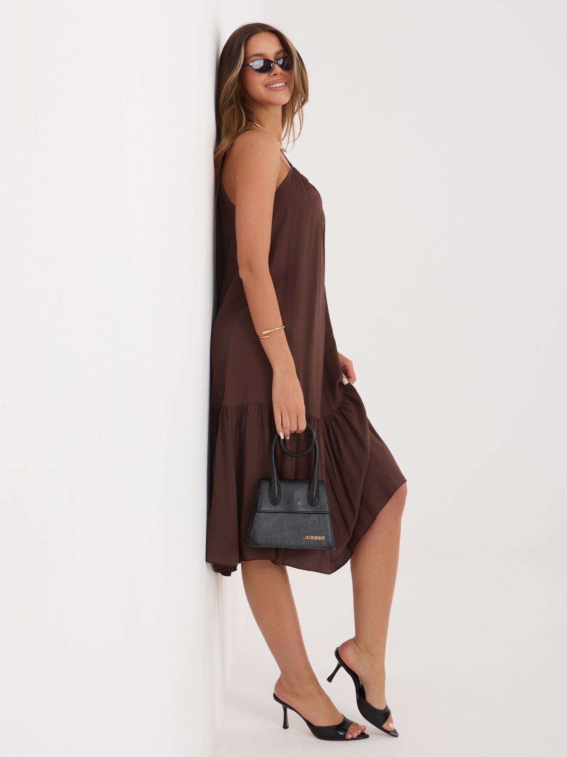 Hnědé rozšířené midi šaty s volánem