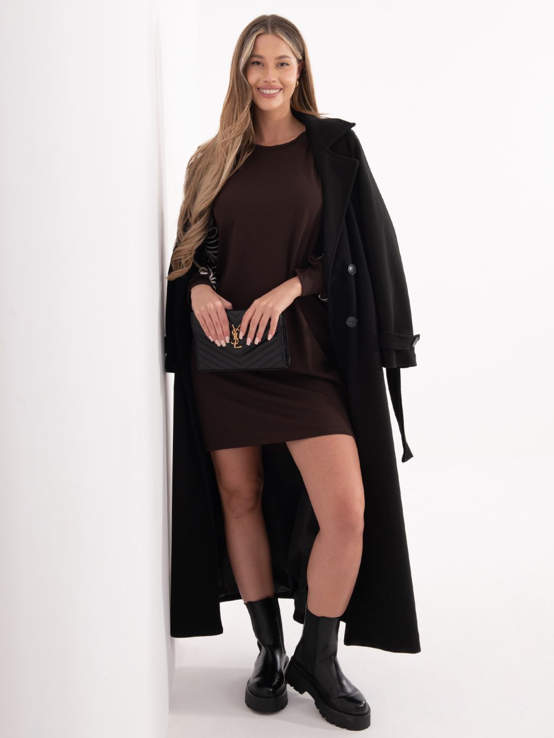 Krátké hnědé šaty s výšivkou a nabíranými rukávy