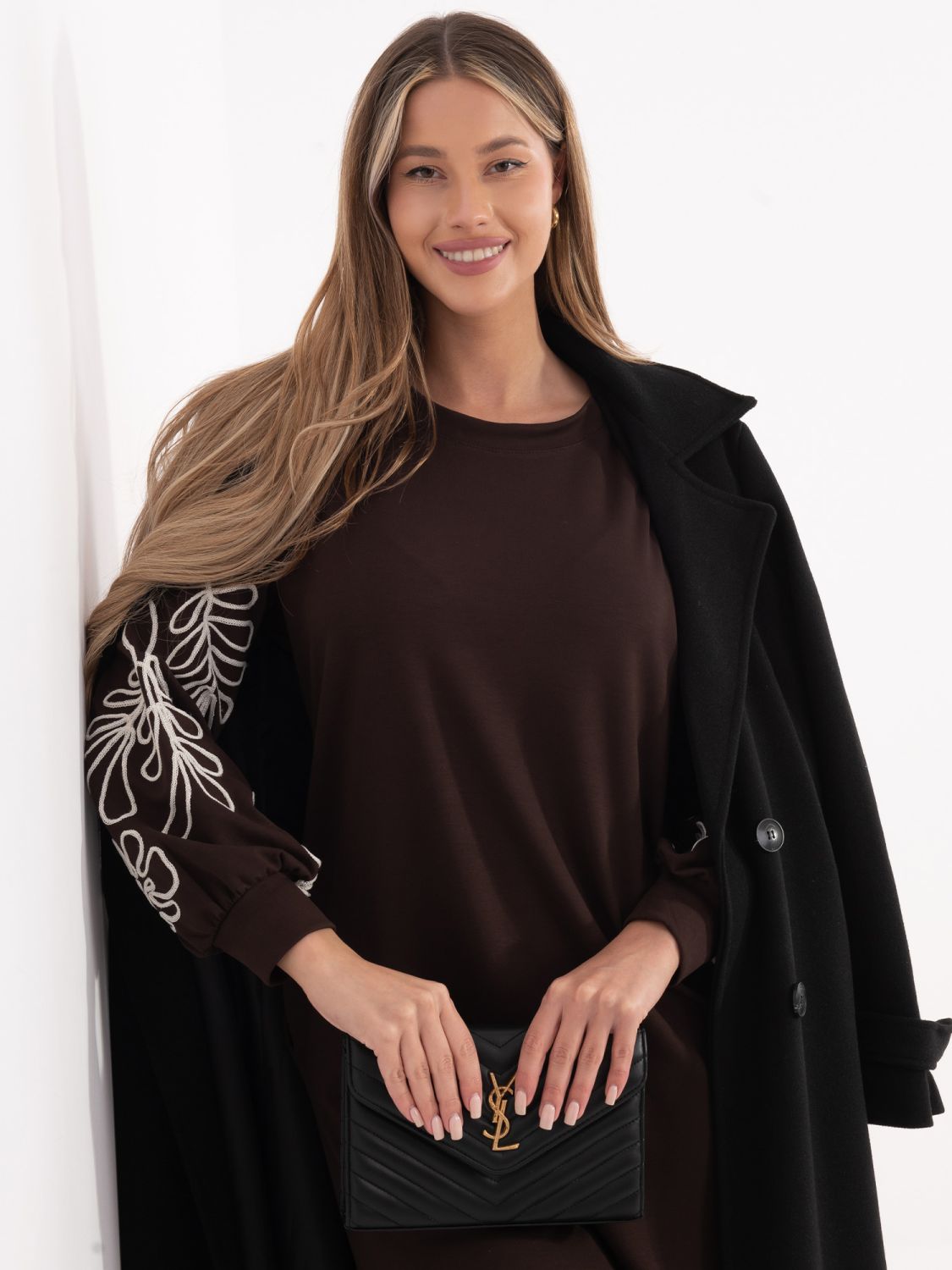 Krátké hnědé šaty s výšivkou a nabíranými rukávy