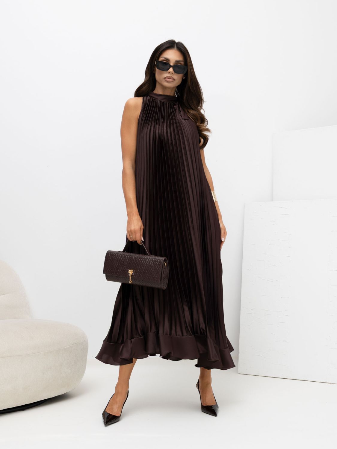 Koktejlové midi šaty s vázáním a volánem, hnědé