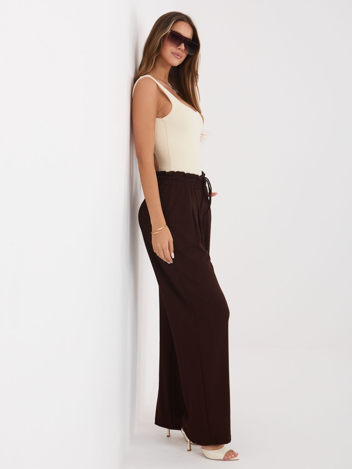 Hnědé kalhoty s proužky