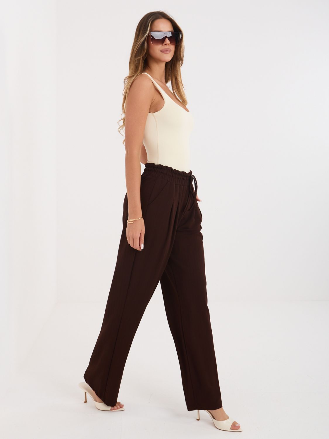 Hnědé kalhoty s proužky