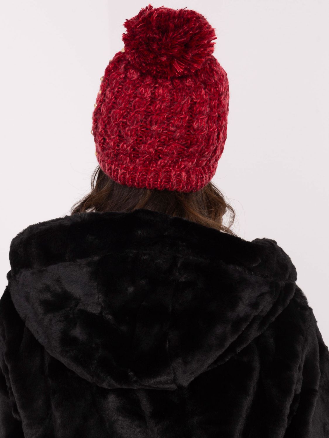 Elegantní červená čepice s aplikací