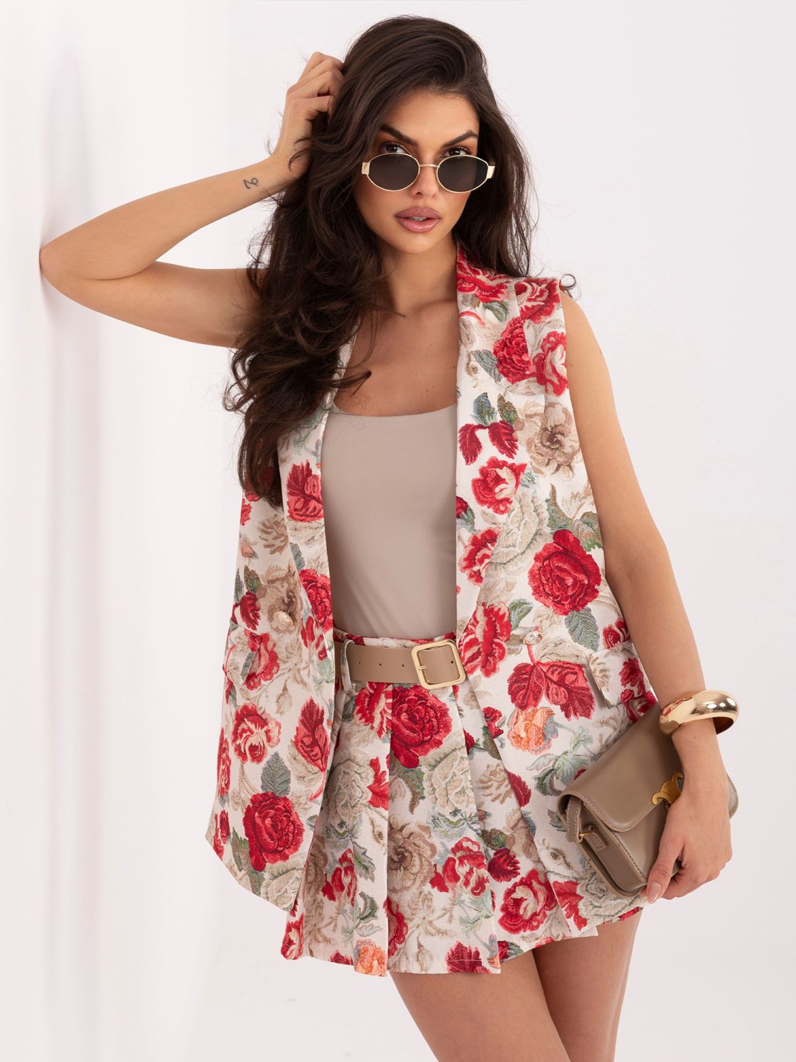 Elegantní červená vesta s květinovým vzorem