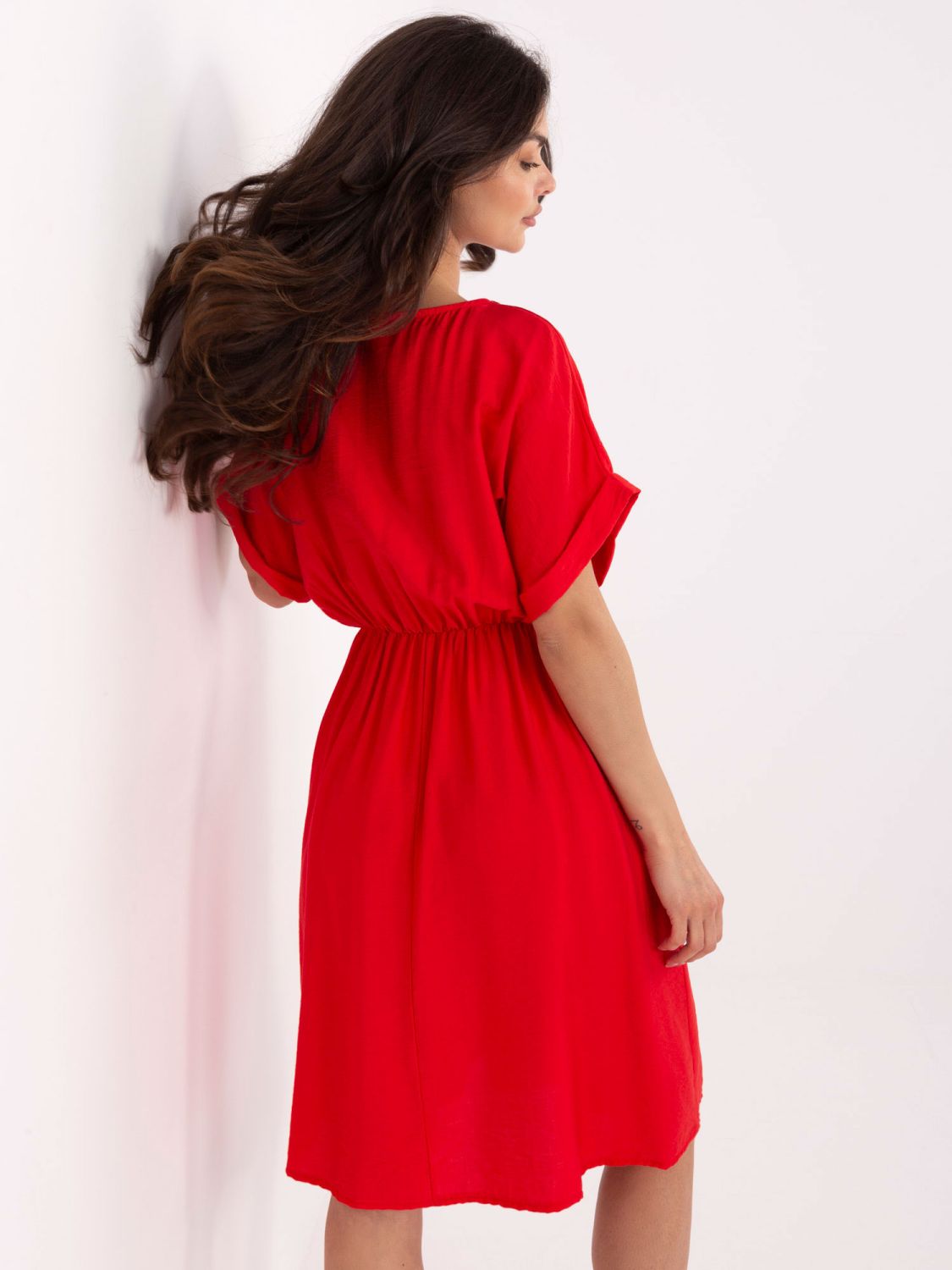 Červené letní šaty s krátkym rukávem