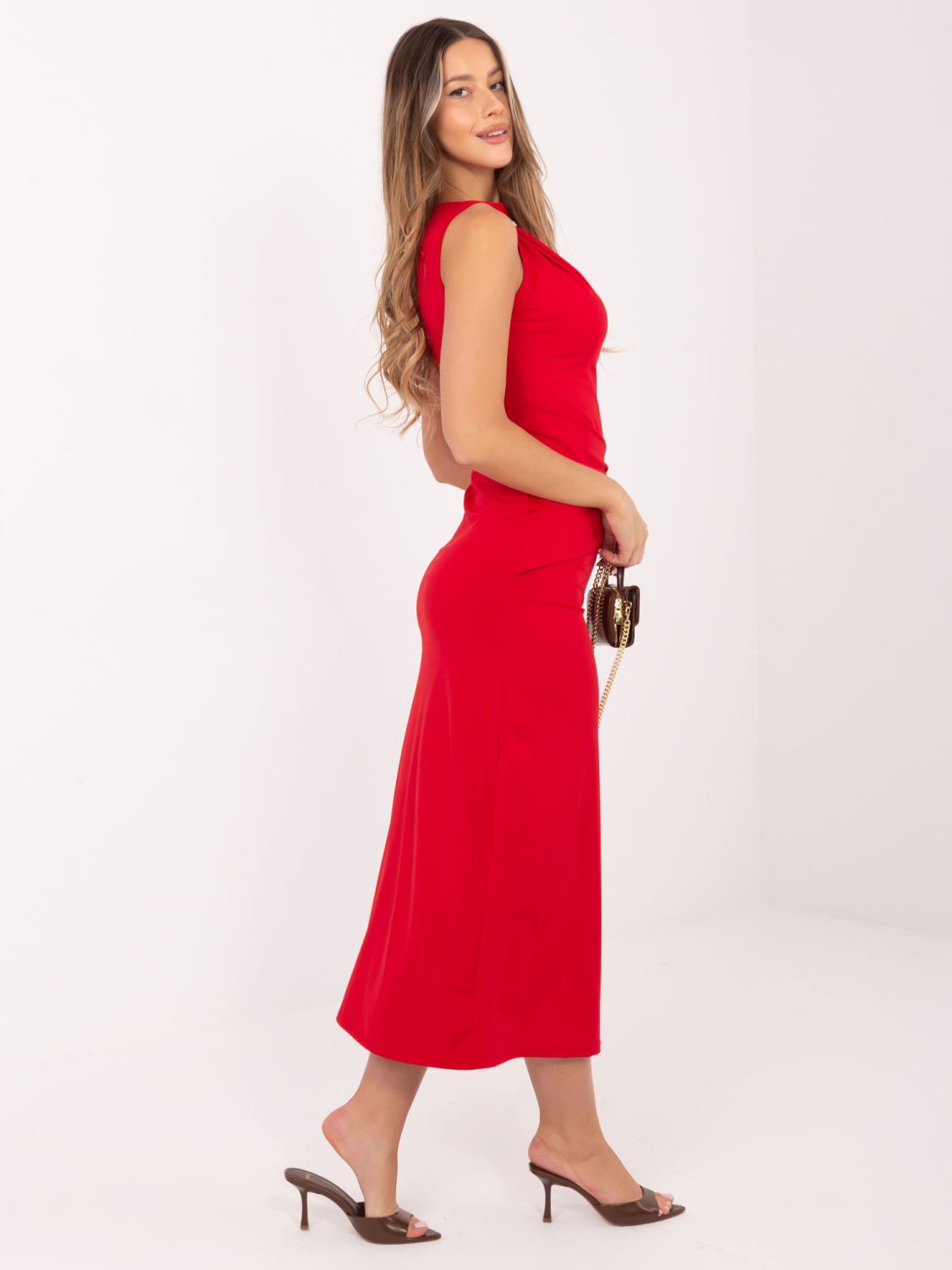 Červené elegantní midi šaty bez rukávů