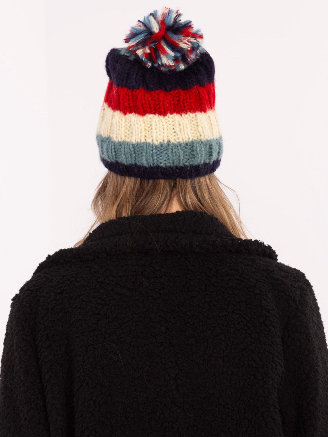 Pruhovaná zimní čepice s bambulí