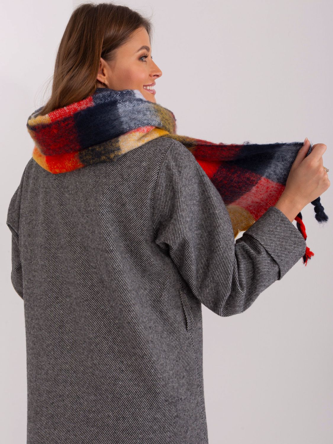 Elegantní červená šála s třásněmi