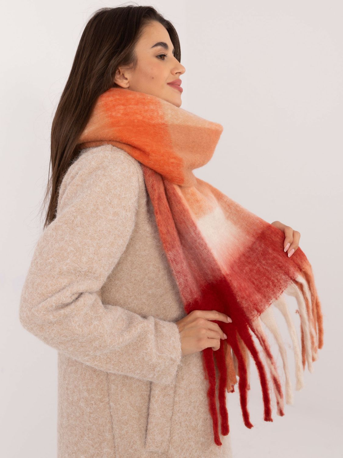 Červená šála s kostkovaným vzorem