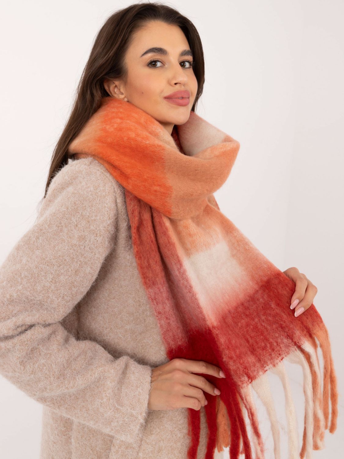 Červená šála s kostkovaným vzorem