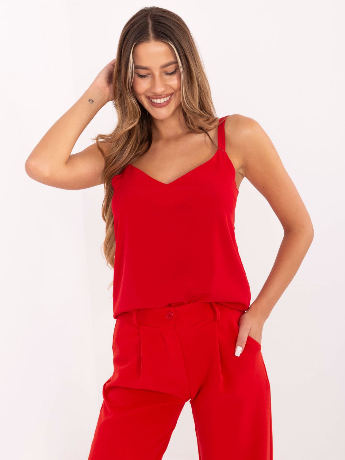 Stylový červený top s V výstřihem