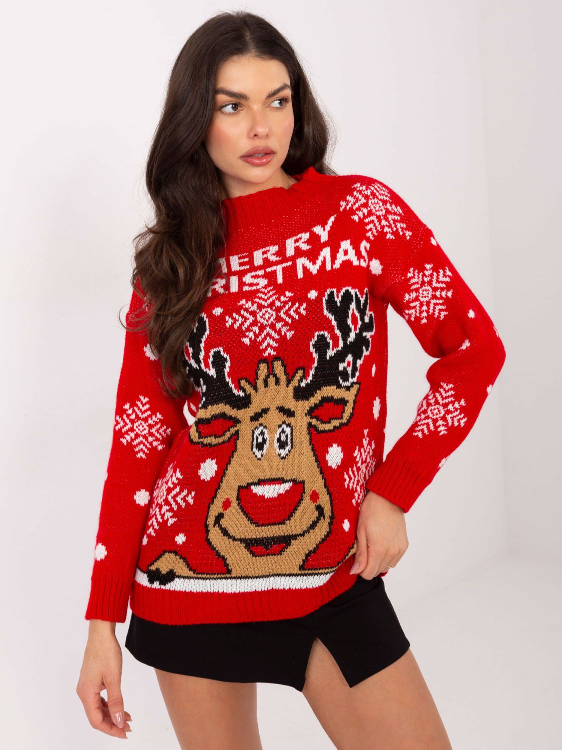 Červený svetr s polorolákem a potiskem